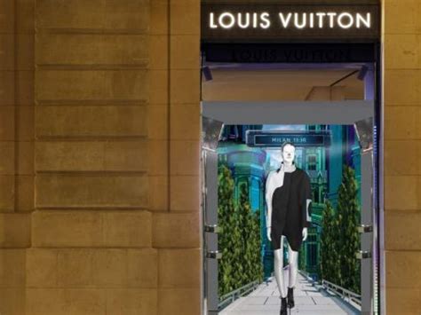 Louis Vuitton présente ses vitrines digitales